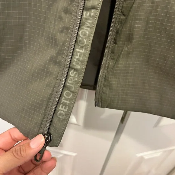 Lululemon Insulated Hiking Vest in olive green - Picture 3 of 8